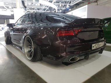 slide image for gallery: 23730 | Неформалы московской автомобильной выставки. Audi, BMW и Mercedes-Benz