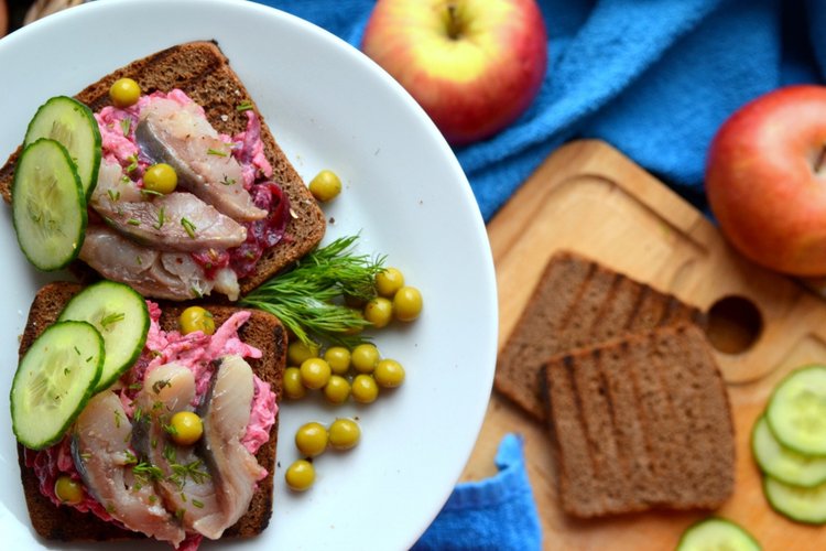 Сельдь под шубой с маринованными огурцами