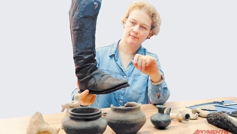 Археолог Анастасия Бородкина работает с найденными артефактами