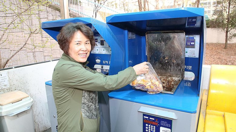 Система сбора мусора в Сеуле, которая взвешивает, сколько отходов произвела каждая конкретная квартира. / Фото – KIM JINHA, The Straits Times