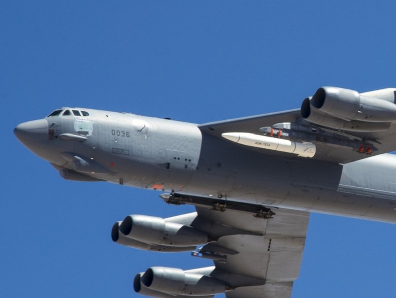 Бомбардировщик B-52 с прототипом ракеты AGM-183A на испытаниях в июне 2019 года. Фото: wikipedia.org