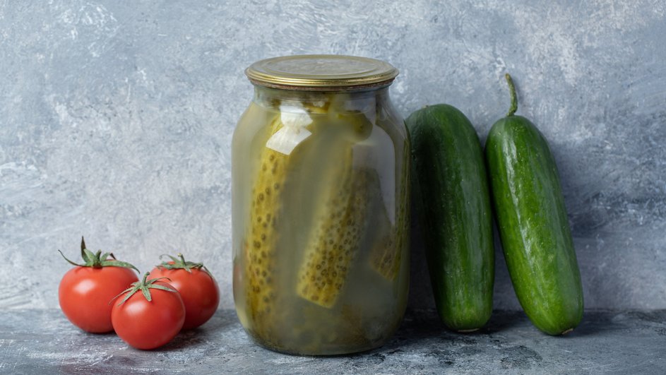 Стеклянная банка с крышкой без открывашки и огурцы с помидорами Стеклянная банка с крышкой без открывашки и огурцы с помидорами