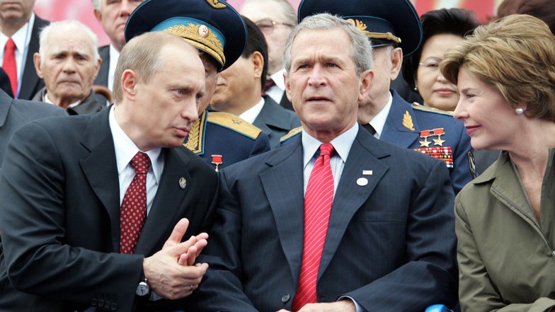 Джордж Буш, Лора Буш и Владимир Путин на Параде Победы 2005 года Джордж Буш, Лора Буш и Владимир Путин на Параде Победы 2005 года