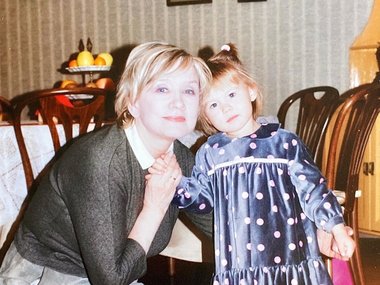 Slide image for gallery: 12994 | На снимке совсем маленькая Юлия в смешном платье в горошек стоит вместе с мамой. «С днем рождения, мамочка!» — подписала пост телеведущая. Фото: instagram.com