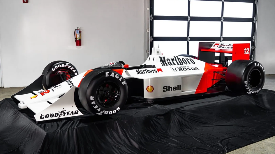 На аукционе представлена реплика McLaren MP4 F1 в полном размере