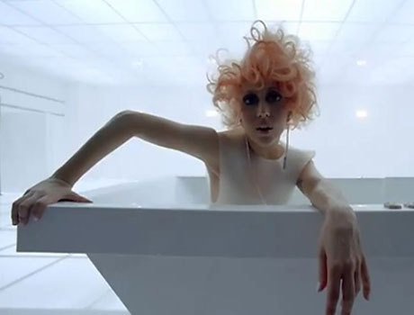 Кадр из клипа Леди Гаги Bad Romance