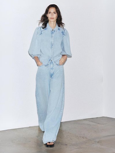 Модель в джинсовой рубашке с объемными рукавами фирмы Zara и голубых джинсах Модель в джинсовой рубашке с объемными рукавами фирмы Zara и голубых джинсах
