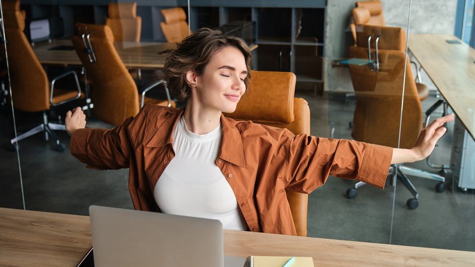 Девушка соблюдает work-life balance Девушка соблюдает work-life balance