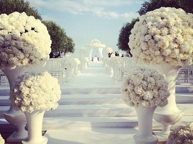 Slide image for gallery: 4080 | Комментарий «Леди Mail.Ru»: Вся территория, на которой проходила свадьба, была украшена белыми цветами и белоснежной ковровой дорожкой