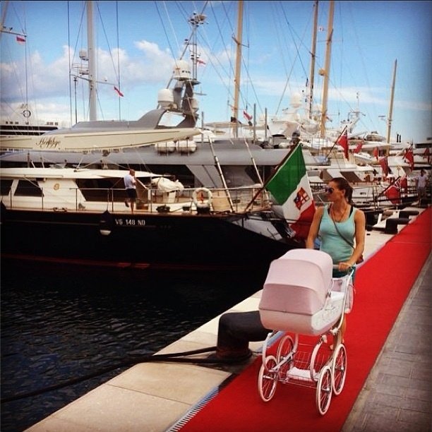 Елена Исинбаева гуляет с коляской в Монте-Карло