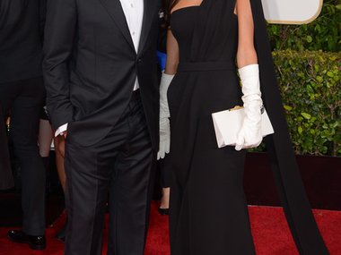 Slide image for gallery: 5226 | Супруги Клуни на вручении премии «Золотой глобус». Амаль сногсшибательно выглядела в длинном черном платье, дополненном белыми перчатками и таким же клатчем