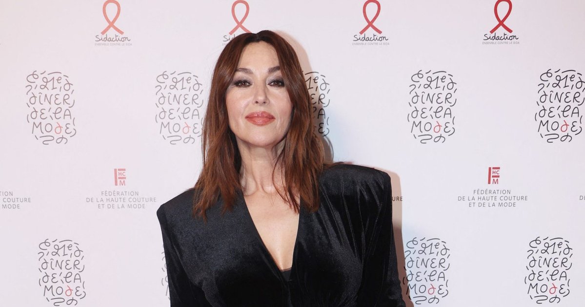 Monica Bellucci stuns in black outfit at Warner Bros. presentation in Las Vegas; Confirms relationship with Tim Burton at Rome Film Festival