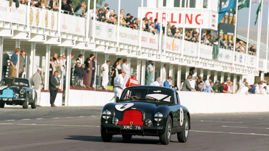 Роуэн Аткинсон за рулем 1951 Aston Martin DB2