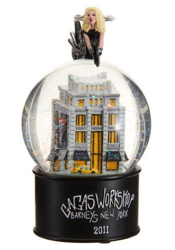 Рождественский шар Gaga Over Barneys Snow Globe, 95 долларов