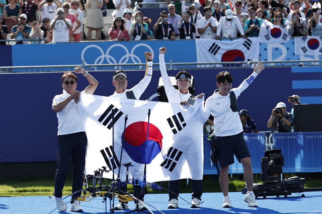 Сборная Южной Кореи выиграла золото в командном турнире по стрельбе из лука