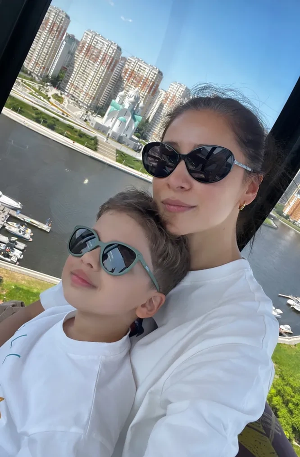 Равшана Куркова с детьми