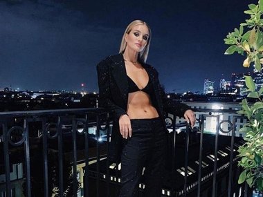 Slide image for gallery: 11567 | Модель произвела настоящий фурор на показе Дома Versace в Милане, надев черный блестящий пиджак из мужской коллекции Versace.