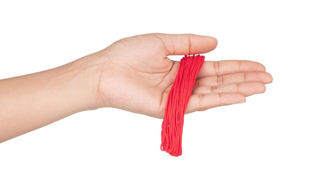 Красная нить на запястье: значение, как завязывать и носить