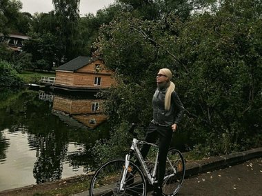 Slide image for gallery: 5651 | Экс-возлюбленная рэпера Тимати Алена Шишкова призналась, что начинает день в 5 утра: «Мои велосипедные прогулки теперь еще раньше. Приучаю себя рано ложиться и рано-рано вставать!»