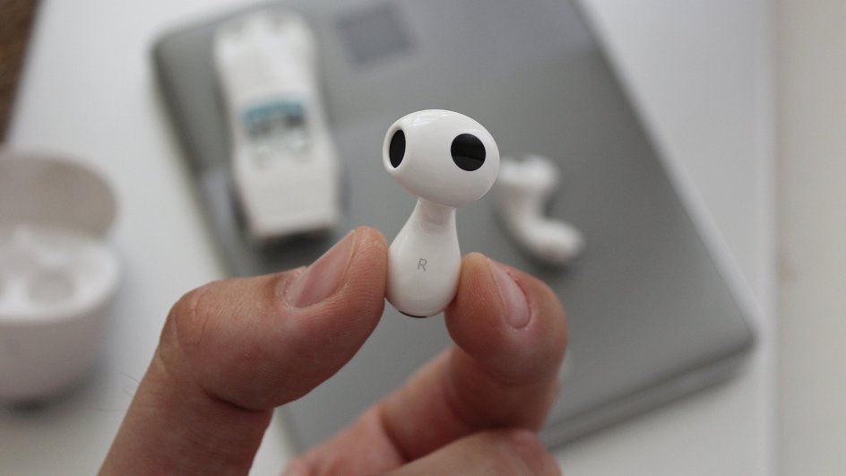 Huawei FreeBuds 6 в руке Huawei FreeBuds 6 в руке