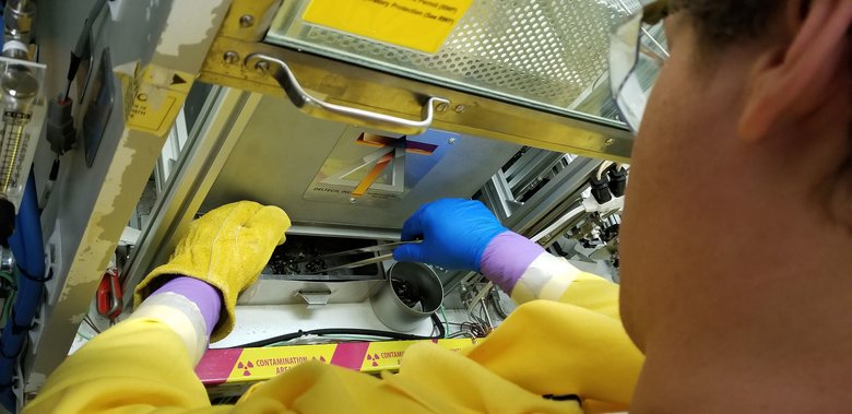 Ученые расплавляют радиоактивные отходы в стекле на испытательной платформе PNNL, предназначенной для имитации системы прямых отходов с прямой подачей, которая строится в Хэнфорде. Фото: pnnl.gov