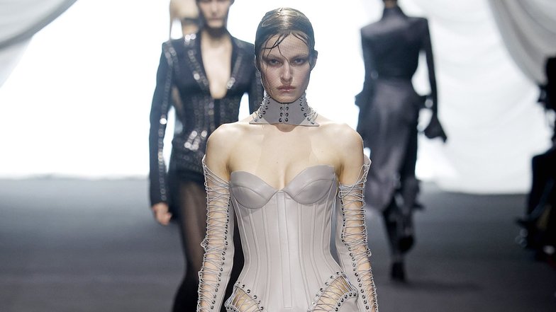 Показ Jean Paul Gaultier весна-лето 2025 Показ Jean Paul Gaultier весна-лето 2025