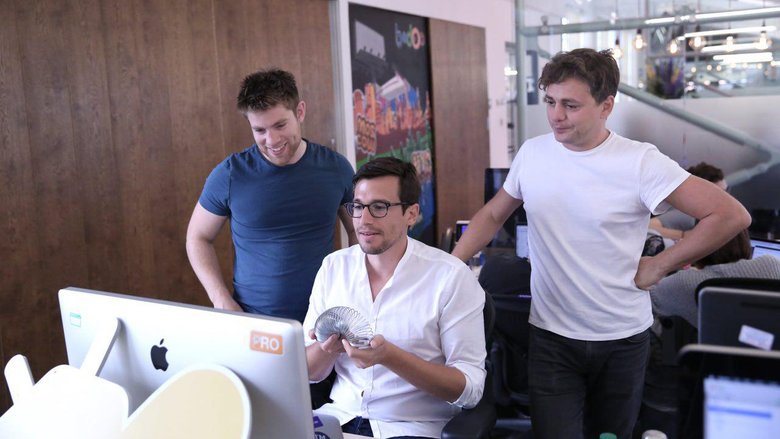 Андрей Андреев (справа) – один из самых успешных предпринимателей из России, вечно в белой футболке. / Badoo