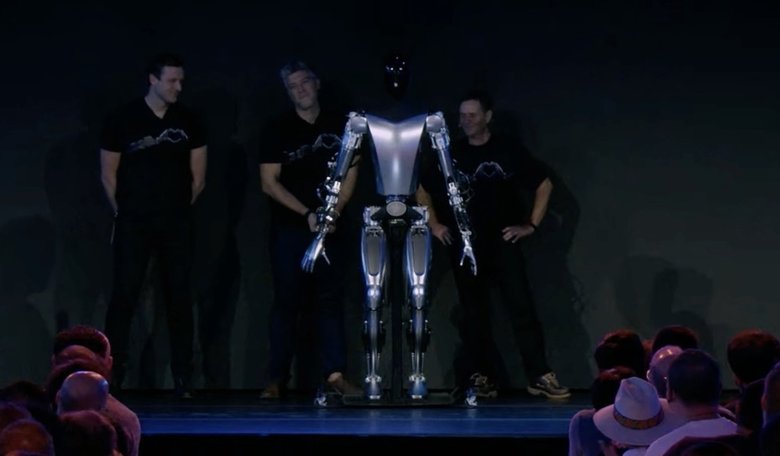 Напомним, так выглядит робот Tesla Optimus. Пока он не умеет ходить, но скоро все изменится. Фото: YouTube