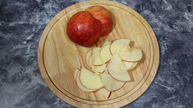 «Зимние розочки» из слоеного теста и яблок