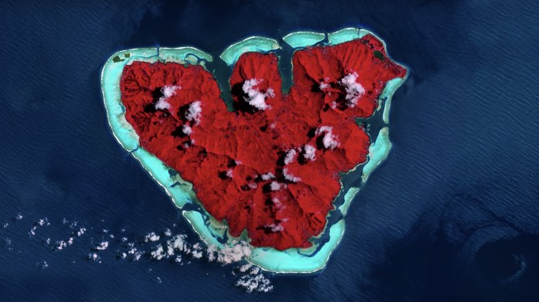В честь Дня святого Валентина ESA выложило обработанное изображение острова-сердца, где красным выделена растительность. Изображение: ESA