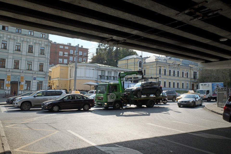 Эвакуация в Москве. Эвакуация неправильно припаркованных автомобилей. Эвакуация авто без номеров в Москве Варшавское. Много автомобилей на парковке.