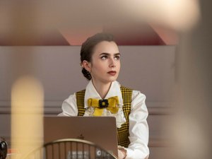 кадр из сериала Эмили в Париже