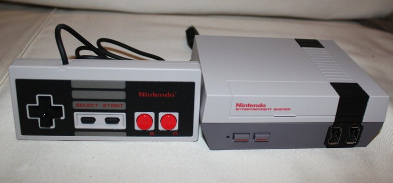 А вот так выглядит сама приставка NES. Фото: Wikipedia / Marcel Buehner