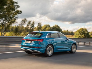slide image for gallery: 26565 | Audi e-tron динамика