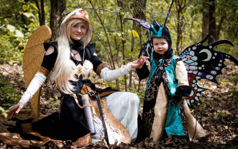 Мама и дочка: Сестра Бенедрон и дракончик Светик на лесной поляне. Игра «WarCraft. Эпоха героев», 2016 год