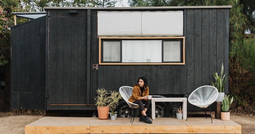 Молодая женщина построила своими руками мини-дом 15 м²