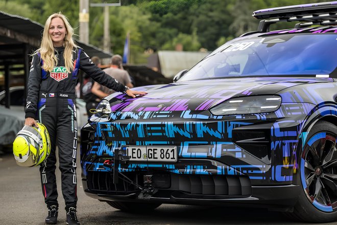 Гонщица команды TAG Heuer Porsche Formula E Габриэла Йилкова на трассе Шелсли-Уолш Гонщица команды TAG Heuer Porsche Formula E Габриэла Йилкова на трассе Шелсли-Уолш