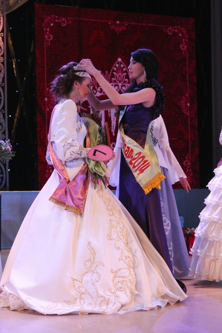 Корону победительнице передала «Мисс Павлодар 2014» Алия Сексембаева