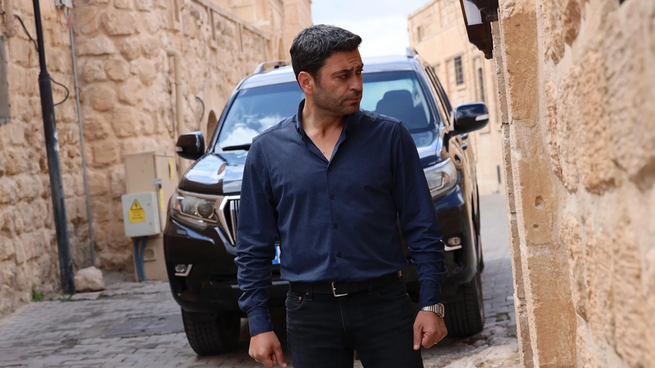Озан Акбаба в роли Джихана Албора в сериале «Далекий город» Озан Акбаба в роли Джихана Албора в сериале «Далекий город»