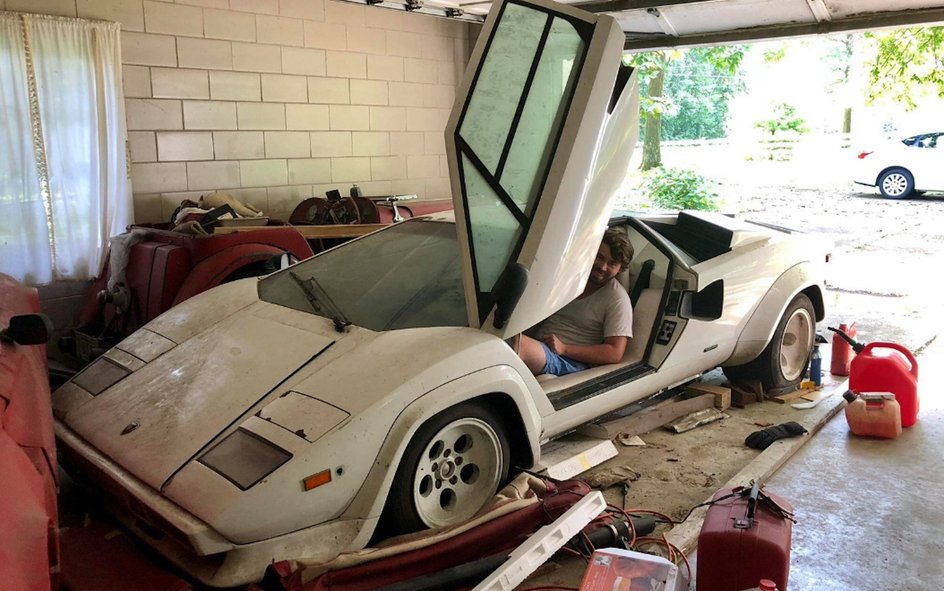 Белая Lamborghini Countach покрыта слоем пыли