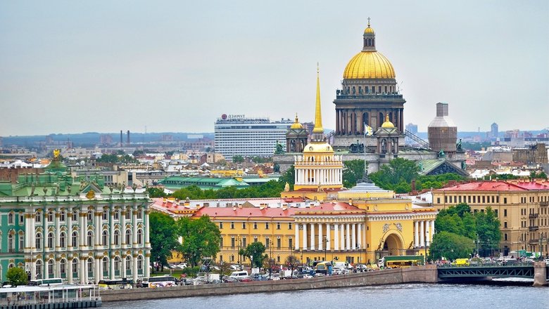 Панорама Санкт-Петербурга с Исаакиевским собором и Адмиралтейством в центре - вид с высоты.