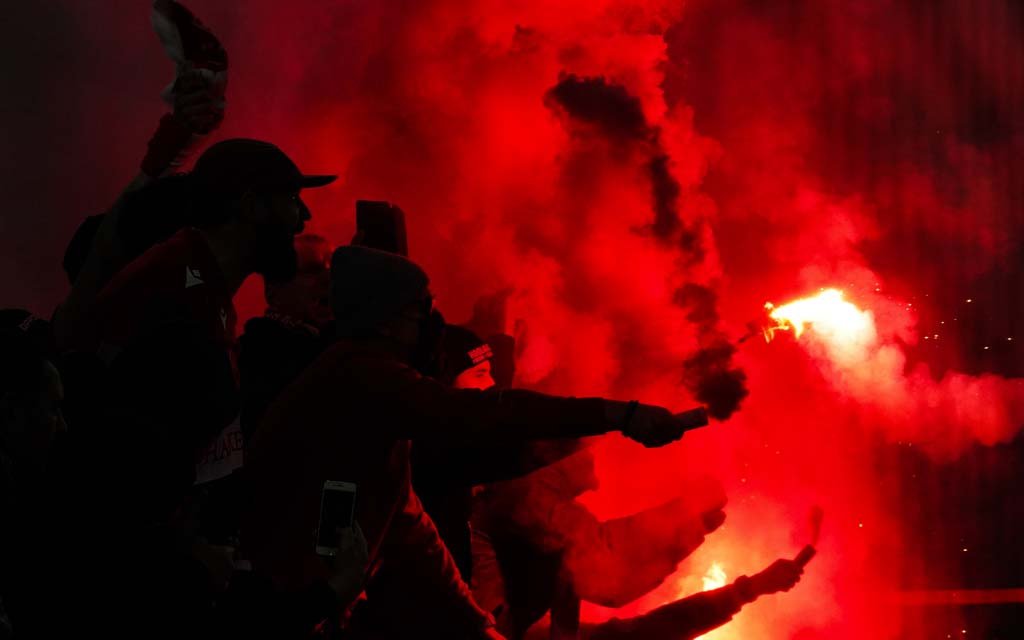 Французская полиция применила слезоточивый газ во время футбольного матча