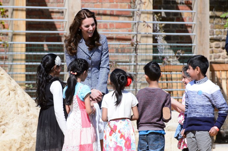 Кейт Миддлтон общается с детьми на открытии игровой площадки