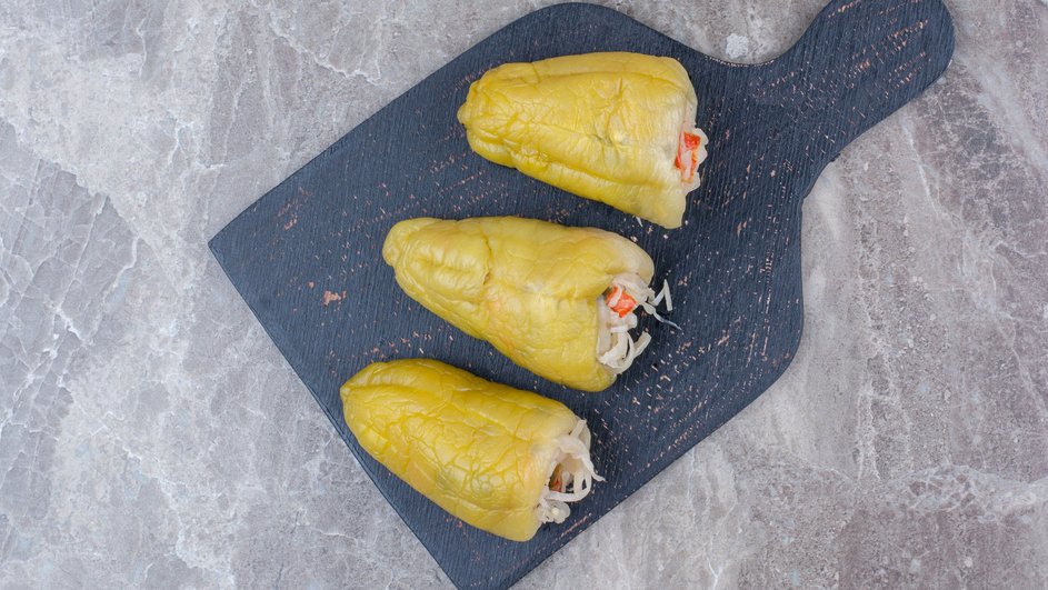 Вкусные фаршированные перцы лежат на доске