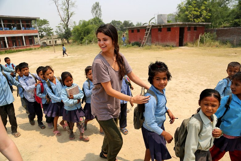 Селена познакомилась с непальскими школьниками
