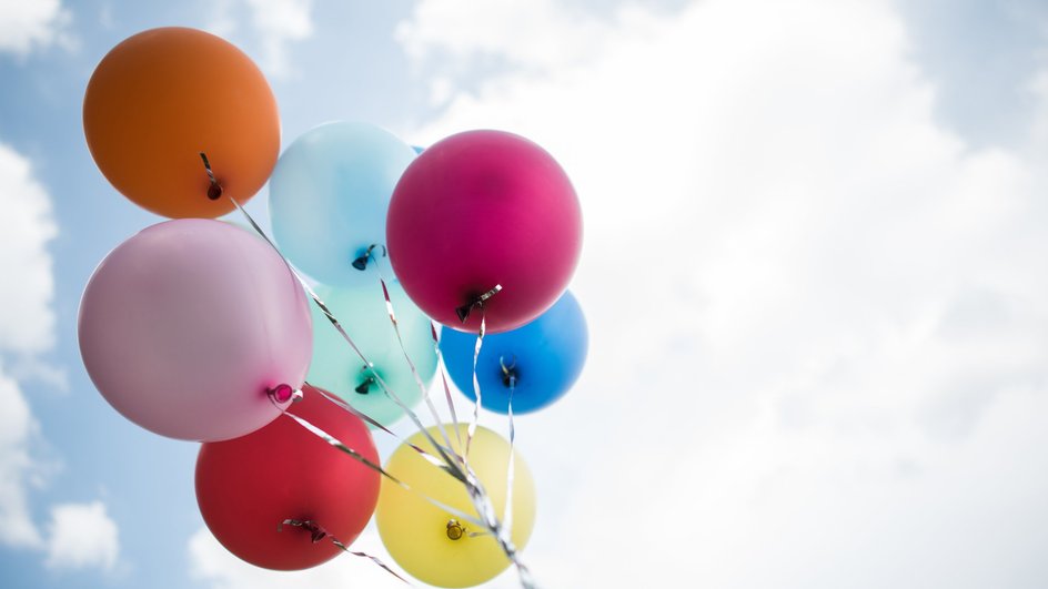 шарики с выпускного праздника летят в небо