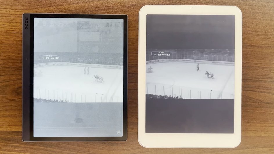 Экран Daylight Tablet (справа) в сравнении с экраном электронной книги (слева).