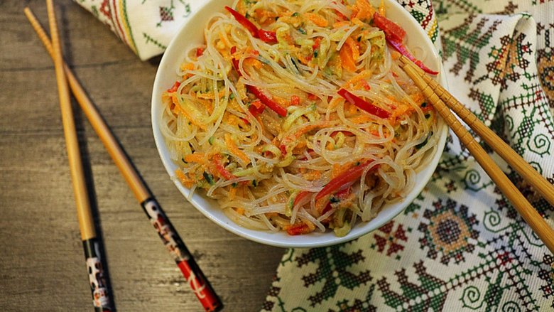 Этот популярный корейский салат ИЗ ФУНЧОЗЫ готовить быстро и просто!. Увлекательный контент в ОК