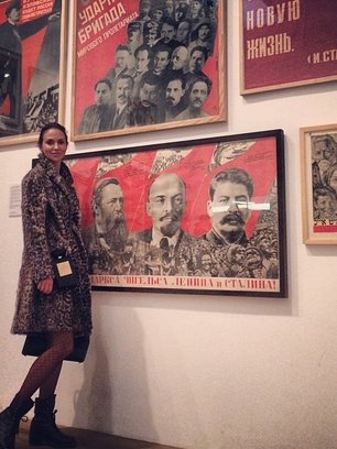 Slide image for gallery: 3648 | наша соотечественница актриса Светлана Меткина выбрала черный «флакон» Chanel и носит его не только на торжественные мероприятия, но и по более демократичным поводам, например, на выставки