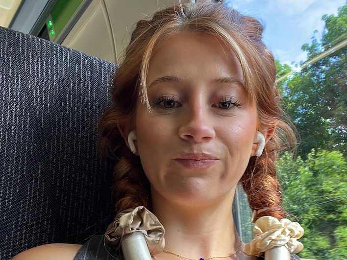 Девушка едет в автобусе, накручивая кудри Девушка едет в автобусе, накручивая кудри
